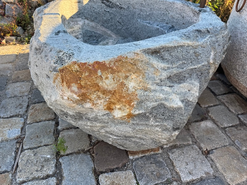 Naturstein Findling mit rundem Wassereinlauf