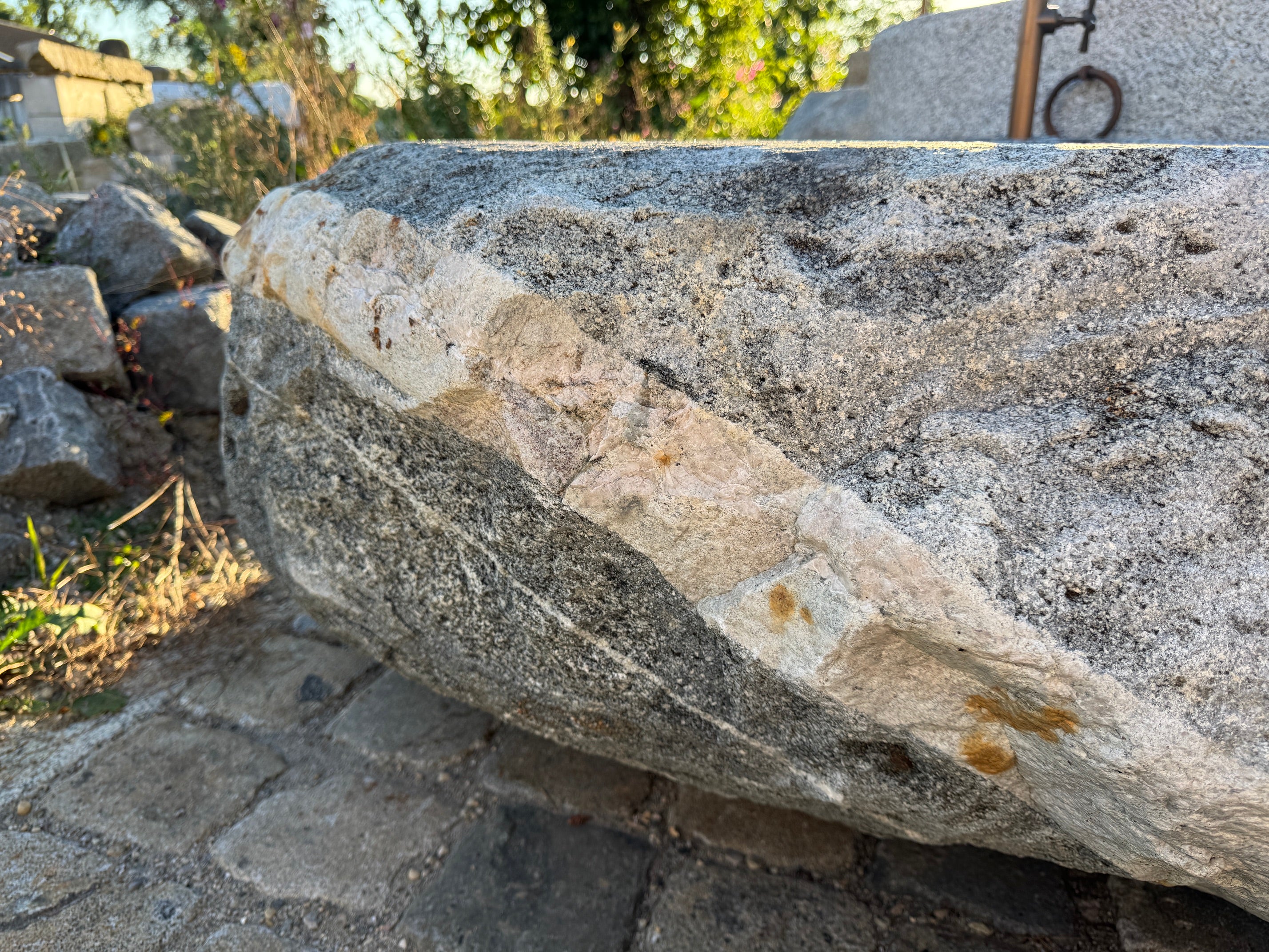 Naturstein Findling mit rundem Wassereinlauf
