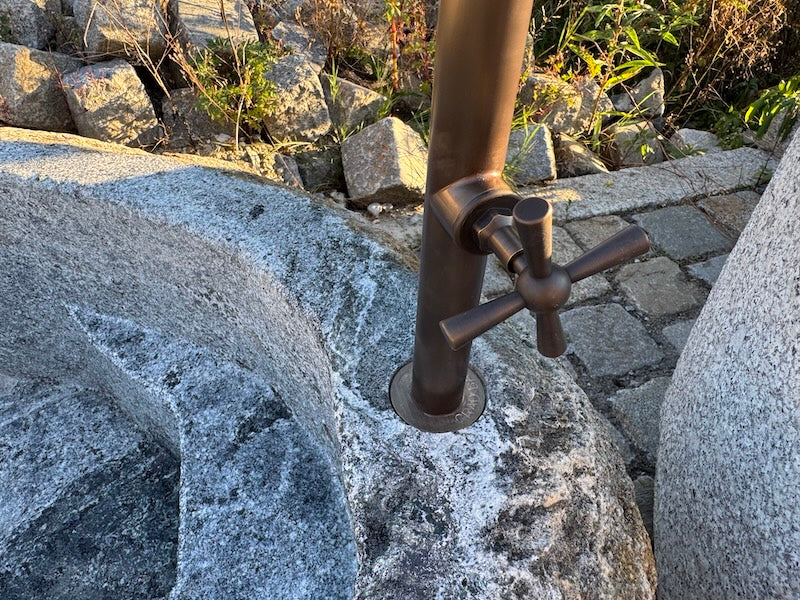 Naturstein Findling mit rundem Wassereinlauf