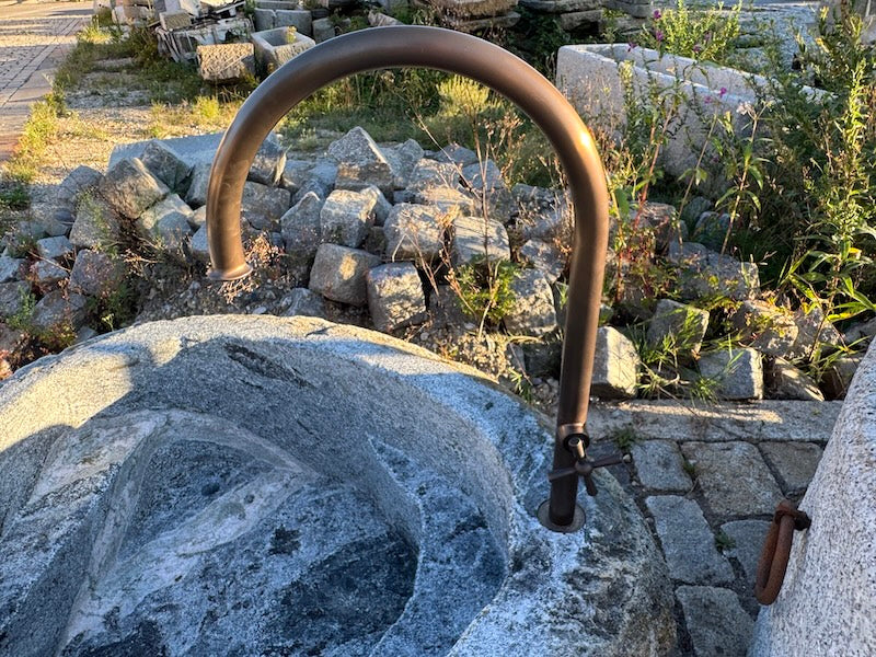 Naturstein Findling mit rundem Wassereinlauf