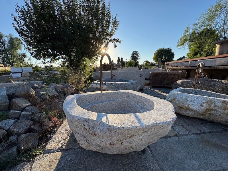 Findlingsbrunnen grau