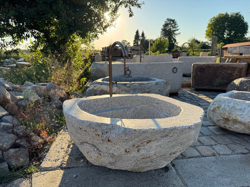 Findlingsbrunnen-grau