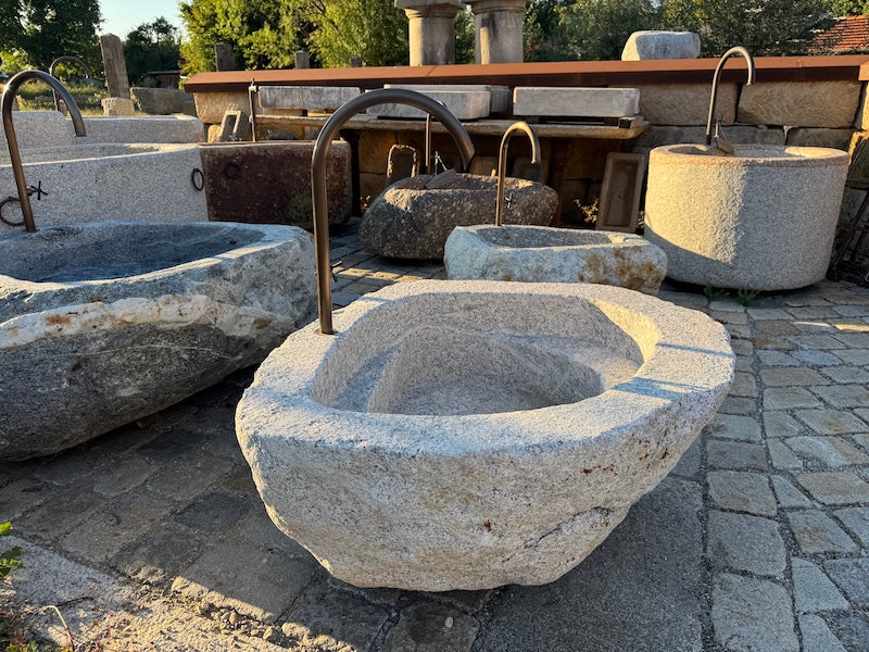 Findlingsbrunnen grau Seitenansicht