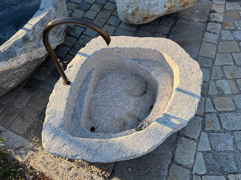 Findlingsbrunnen grau