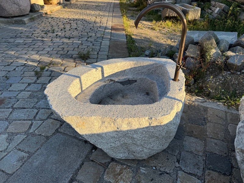 Findlingsbrunnen grau