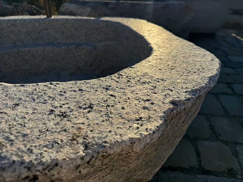 Findlingsbrunnen grau