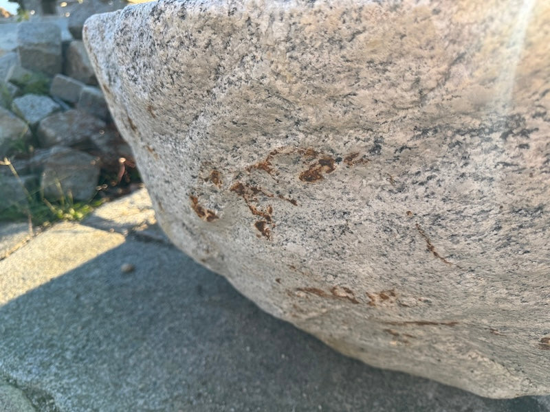 Findlingsbrunnen grau Oberfläche