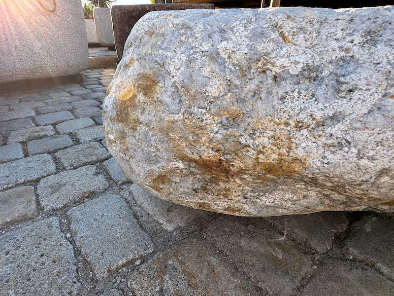 Findlingsbrunnen mit rostfarbenen Stellen Seitenansicht