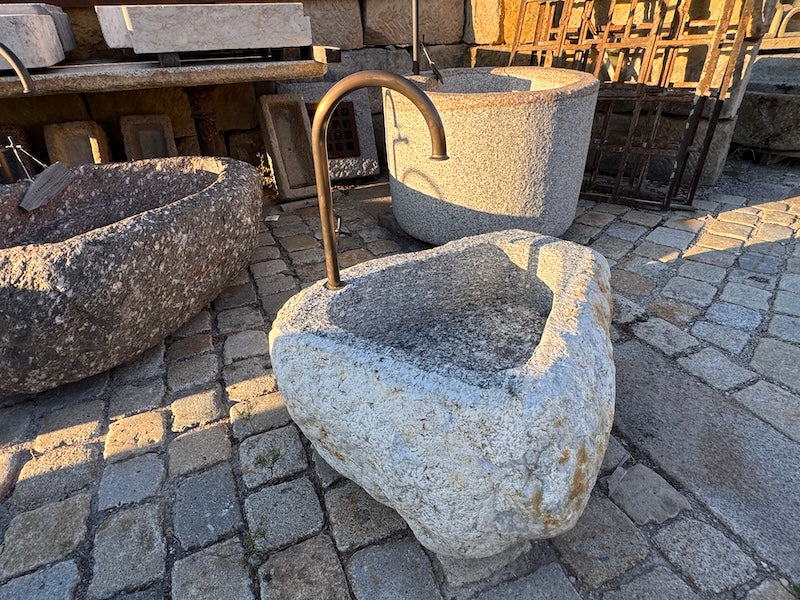 Findlingsbrunnen mit rostfarbenen Stellen