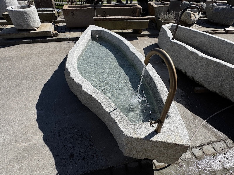 Granit Brunnentrog Seitenansicht