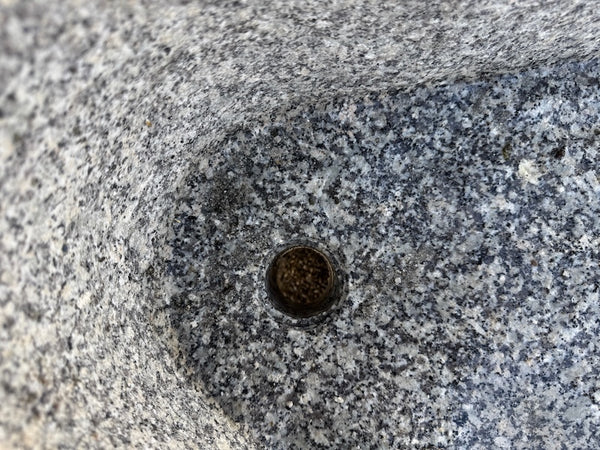 Steinbrunnen München Wasserauslauf