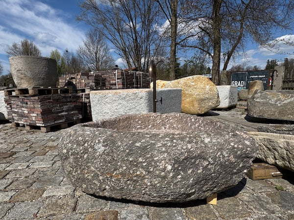 Naturstein Findling mit rundem Wassereinlauf