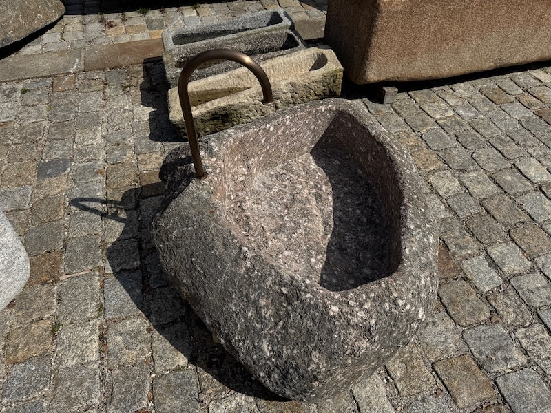 große Auswahl an Findlingsbrunnen