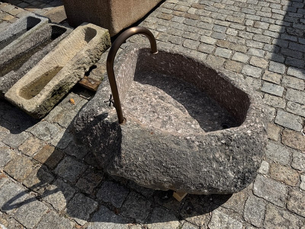 Findlingsbrunnen mit rundem Wassereinlauf