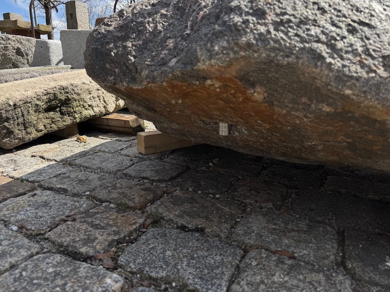 Findlingsbrunnen heller Granit