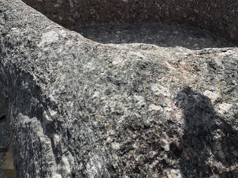 Naturstein Findling mit rundem Wassereinlauf