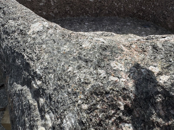 Naturstein Findling mit rundem Wassereinlauf