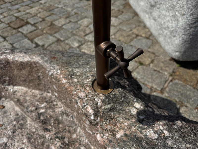 Naturstein Findling mit rundem Wassereinlauf