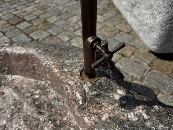 Naturstein Findling mit rundem Wassereinlauf