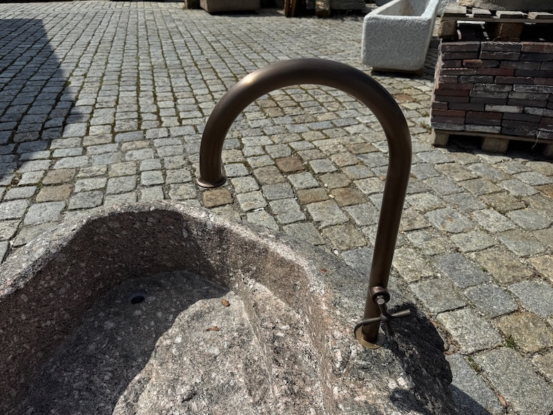 Naturstein Findling mit rundem Wassereinlauf