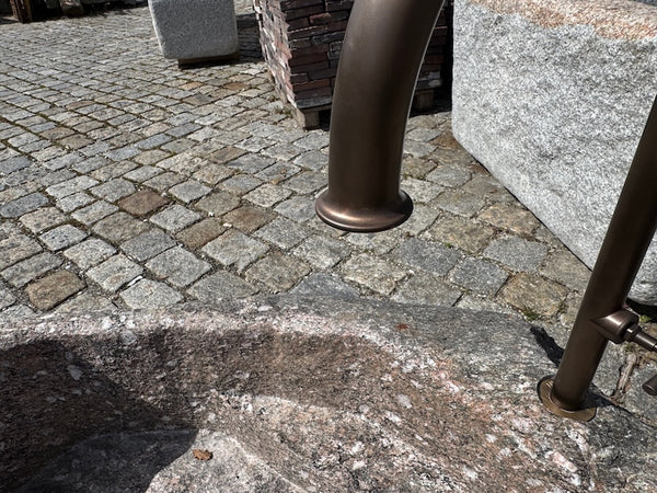 Naturstein Findling mit rundem Wassereinlauf