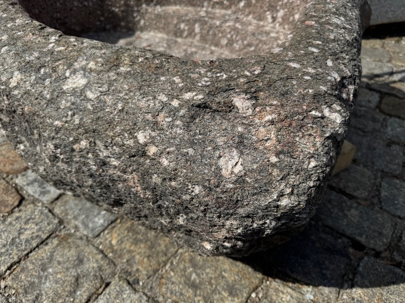 Naturstein Findling Seitenansicht