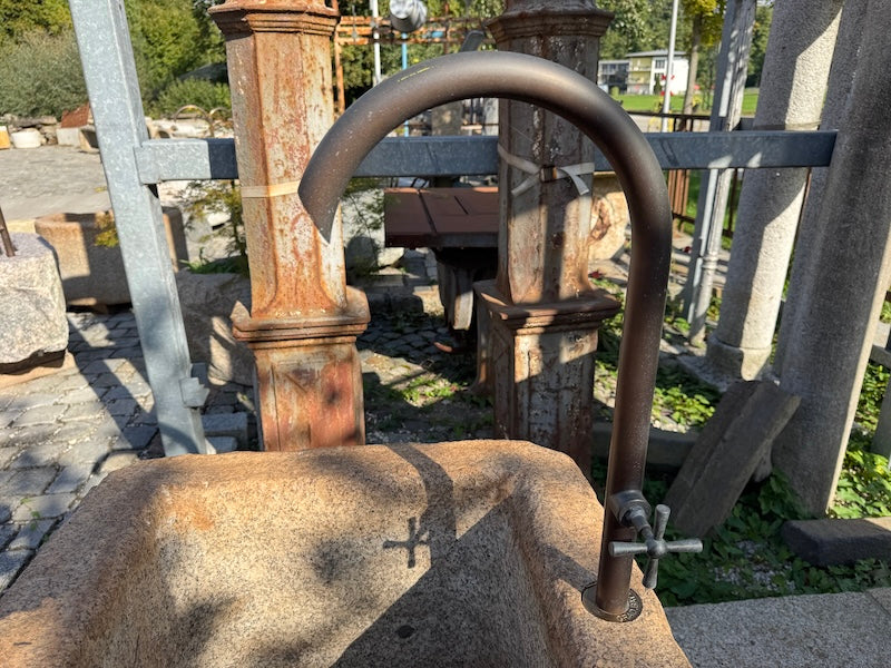 Wasserbrunnen mit Wasserhahn