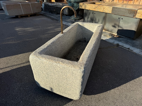 Granitbrunnen Rosenheim mit Wasserhahn