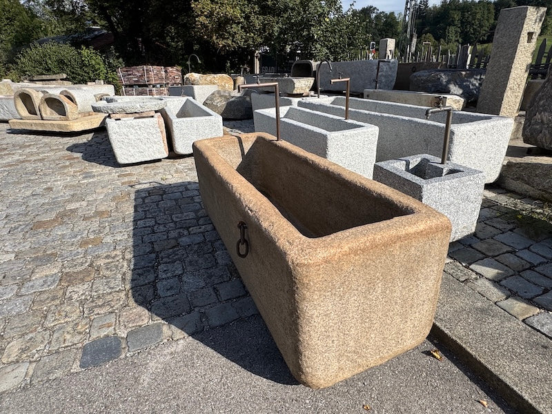 Gartenbrunnen Granit Rost Optik Vorderansicht