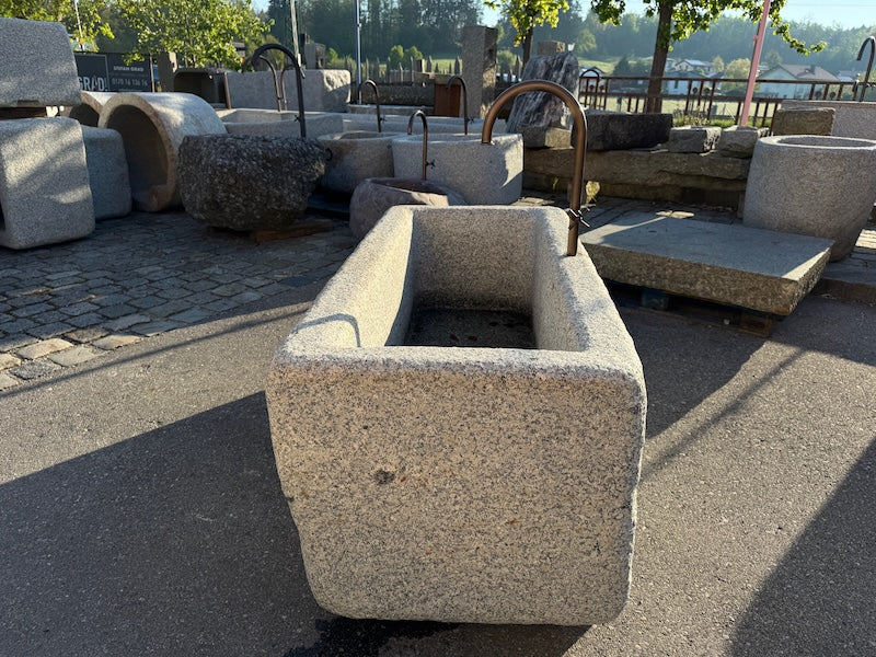 Granitbrunnen Rosenheim mit Einlauf