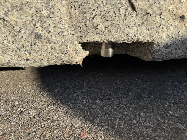 Granitbrunnen Rosenheim Bohrung Wasserauslauf
