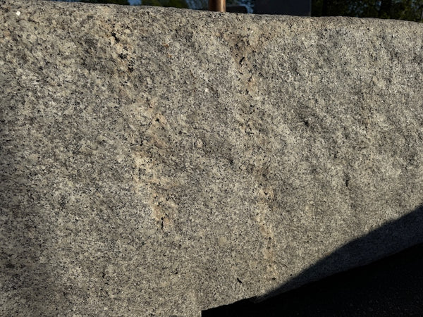 Granitbrunnen Rosenheim mit Einschlüssen