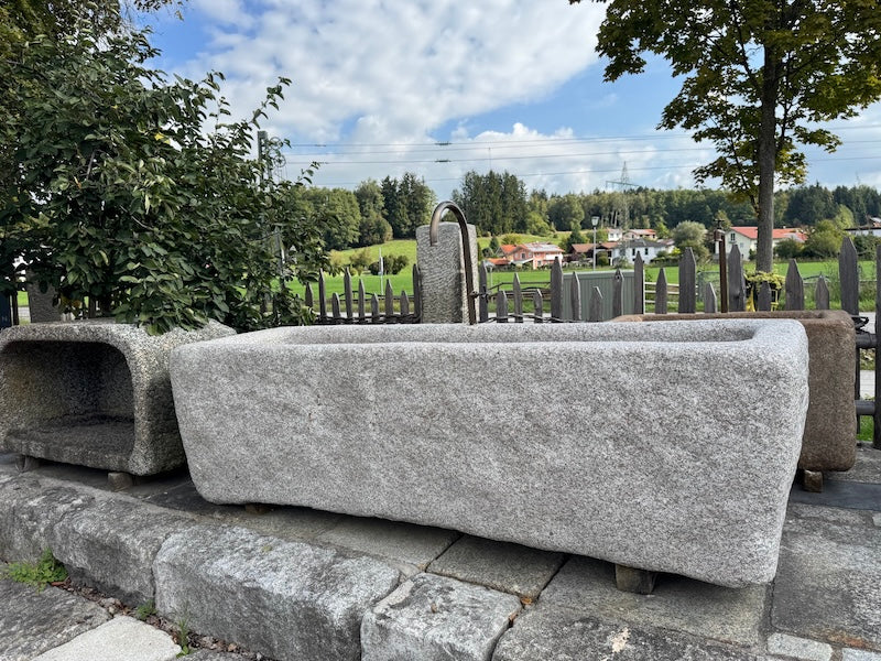 Granitbrunnen mit Wasserhahn