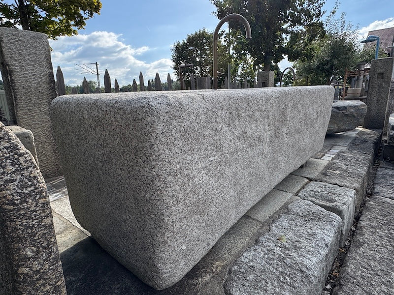 Granitbrunnen mit Wassereinlauf