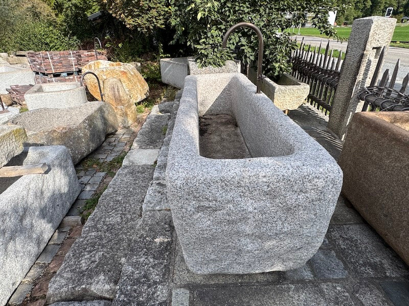 Granitbrunnen mit Wassereinlauf und Auslauf