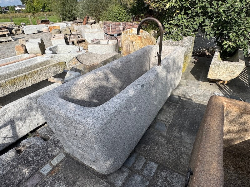 Granitbrunnen mit Wassereinlauf