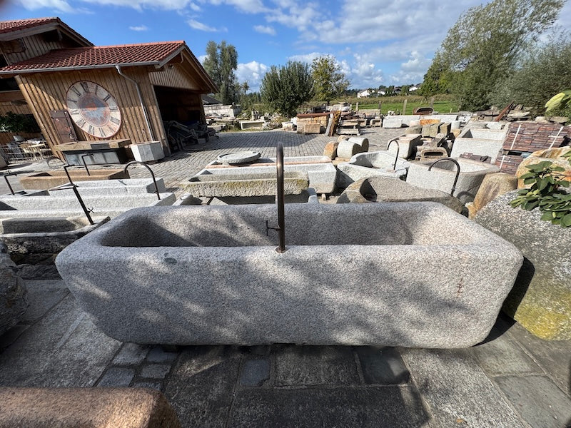 Granitbrunnen mit Wassereinlauf