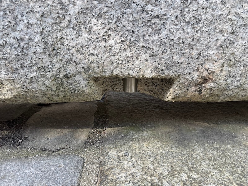 Granitbrunnen mit Wassereinlauf Detail Anschluss