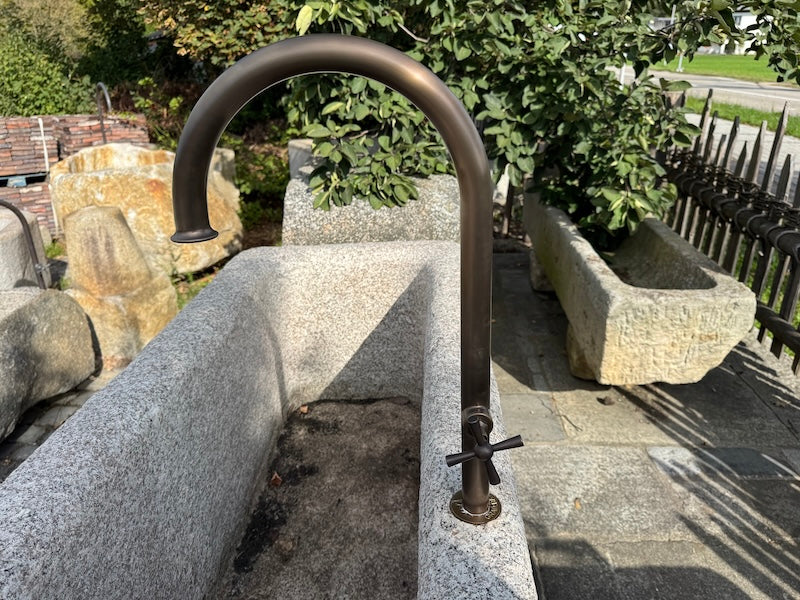 Granitbrunnen mit Wassereinlauf und Handrad
