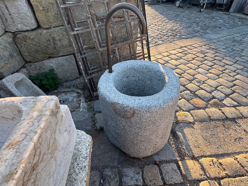 Gartenbrunnen rund heller Granit