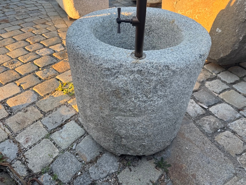 Gartenbrunnen rund Seitenansicht