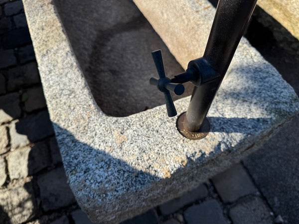 Steinbrunnen Unikat mit Handrad