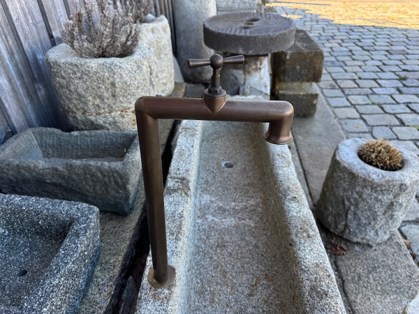 Steintrog Garten Wassereinlauf offen