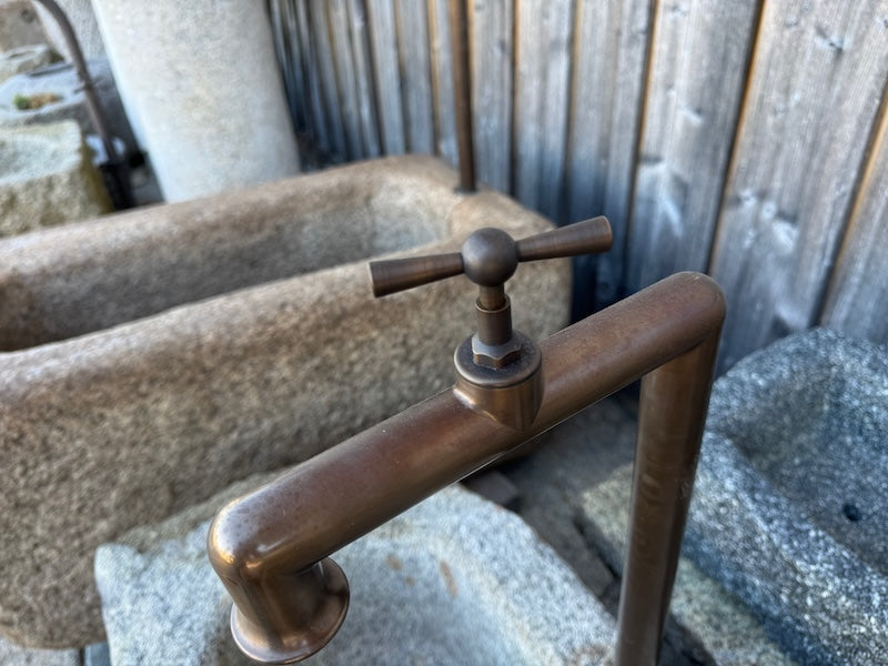 Steintrog Garten Wasserauslauf