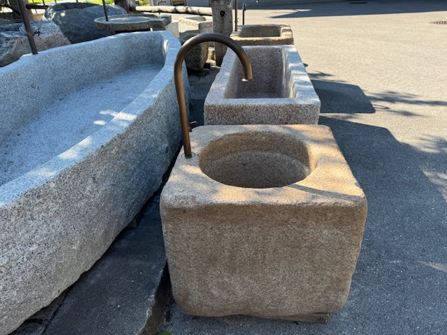 Granitbrunnen quadratisch