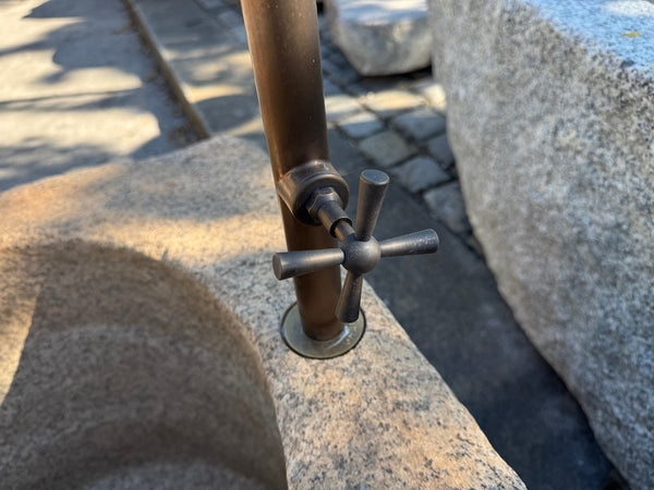 Granitbrunnen quadratisch mit Auslauf und Handrad