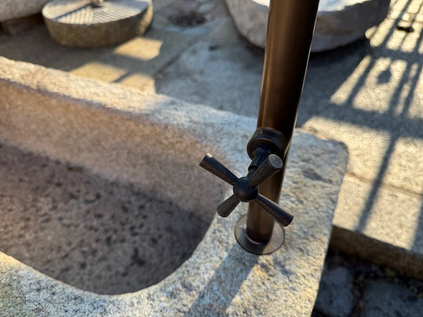 Stein Futtertrog Wasserauslauf und Handrad