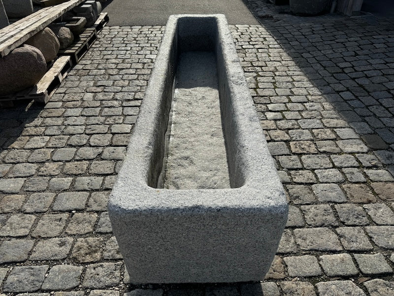Granitbrunnen groß rechteckig von vorne