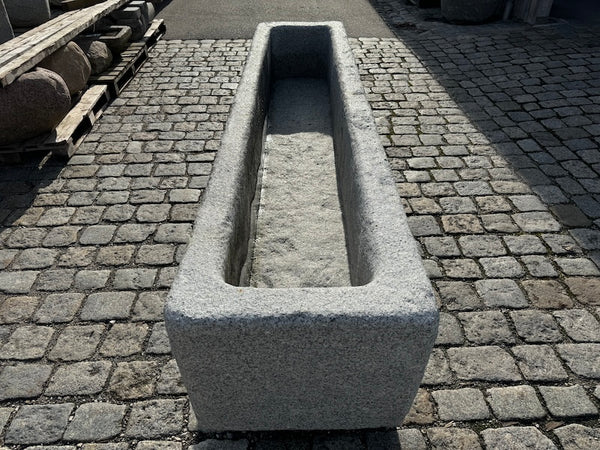 Granitbrunnen groß rechteckig von vorne