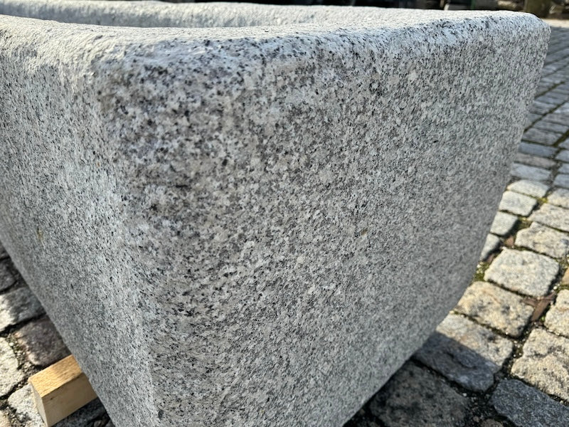 Granitbrunnen groß rechteckig helle Oberfläche